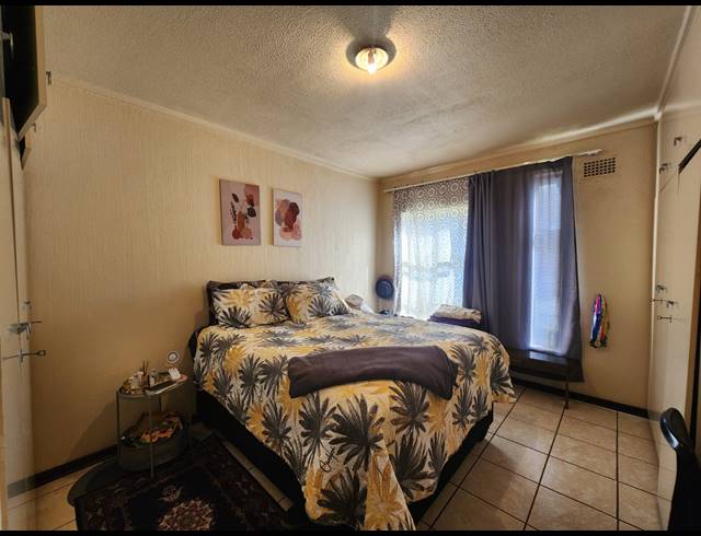 2 BEDROOM FLAT FOR SALE IN THREE RIVERS PROPER